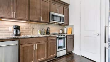 冰箱、微波炉、烤箱、炉灶