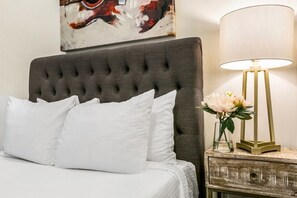 2 quartos, ferros/tábuas de passar roupa, roupa de cama