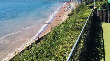 Plage, chaises longues