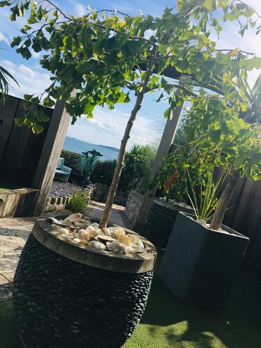 Einzigartiger privater Garten auf einer Klippe mit Blockhaus