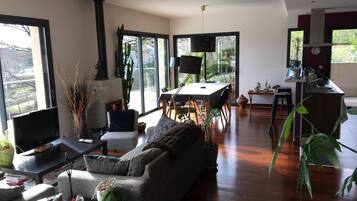 Télévision, lecteur de DVD, livres, chaßne hi-fi