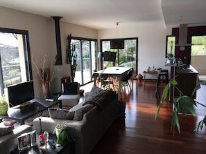 Fernseher, DVD-Player, Bücher, Stereoanlage