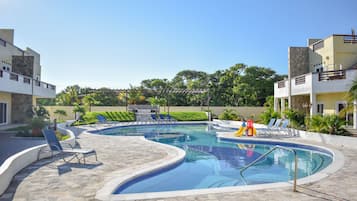 Indoor pool, 2 outdoor pools