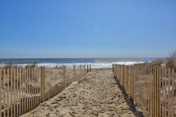 Vlak bij het strand, ligstoelen