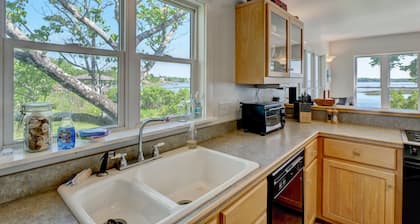 WATERFRONT, gorgeous, PVT DOCK, relax, DOWNTOWN, fish, RETREAT
