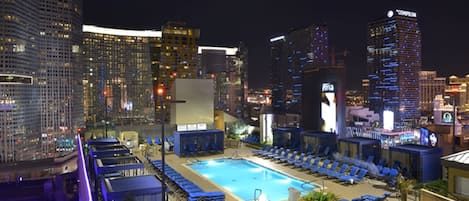 Alberca techada y alberca al aire libre