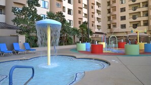Inomhuspool och utomhuspool