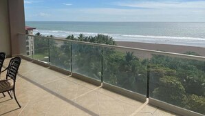 Un balcone con vista sulla spiaggia e sull'oceano.