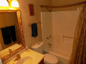 Combined shower/bathtub, hair dryer, towels