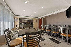 Free daily continental breakfast - Econo Lodge Rockford Casino Area (Rockford)
