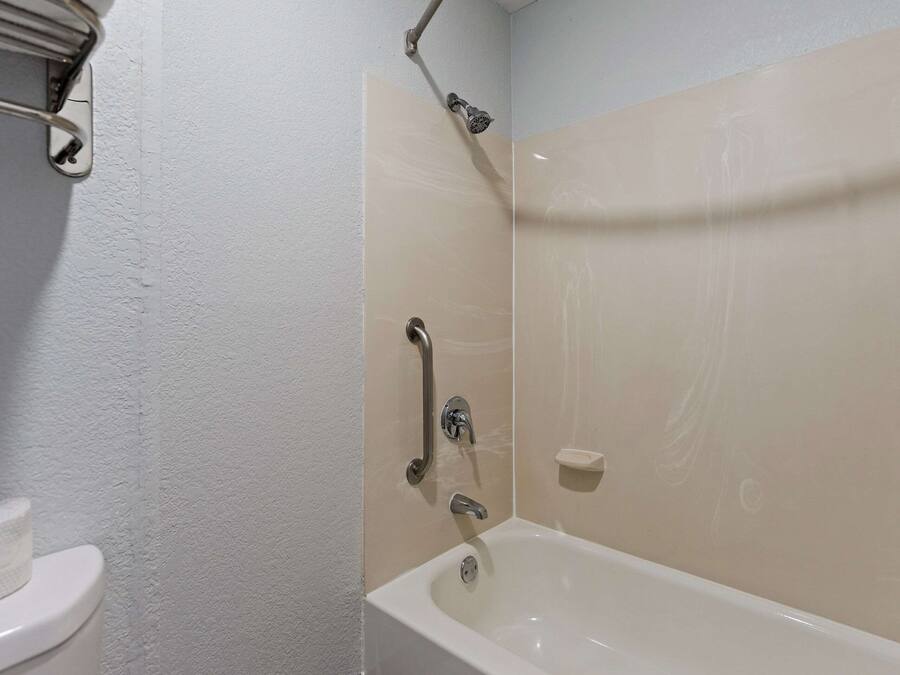Un baño con bañera, inodoro y ducha.