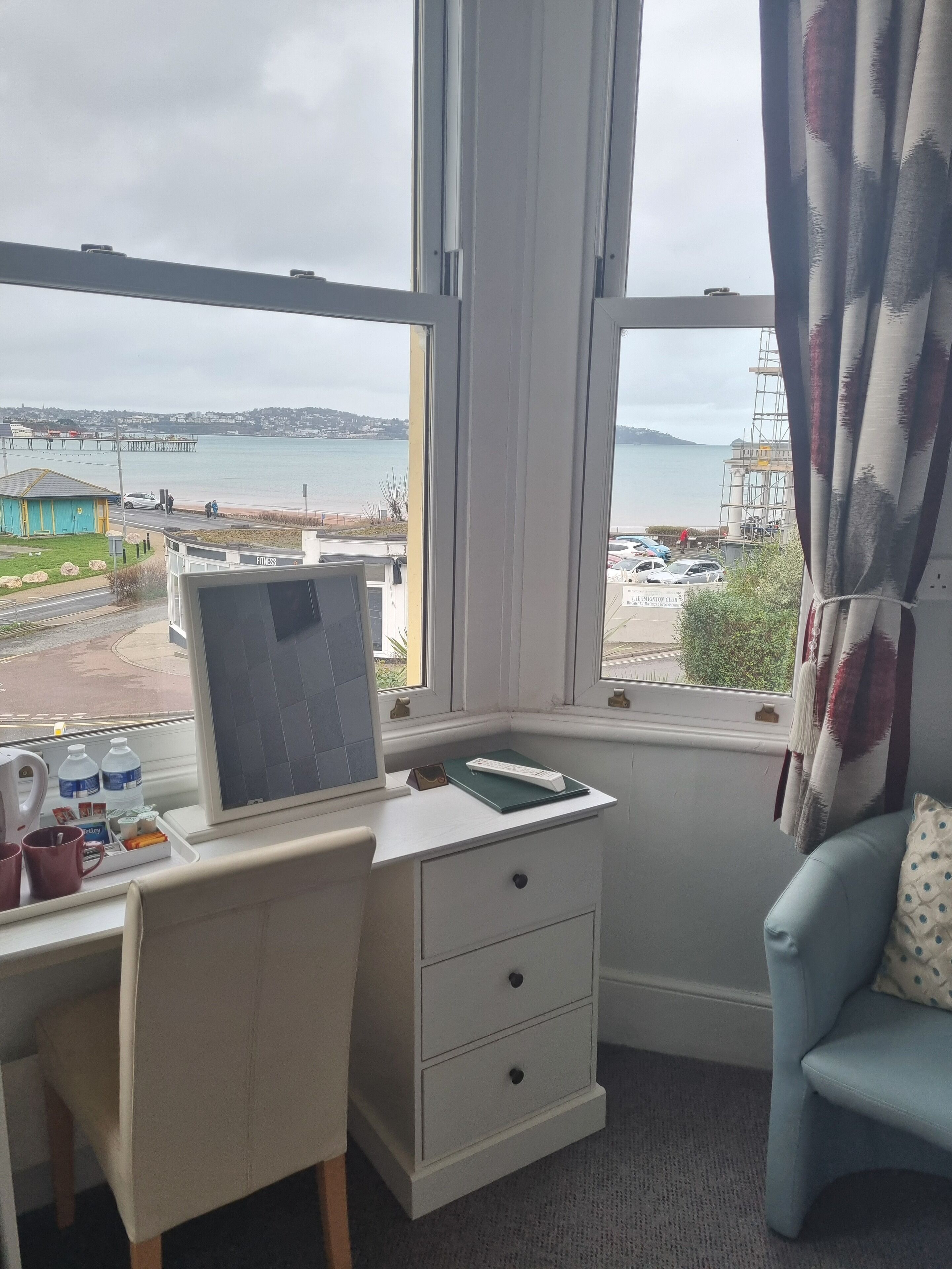 华丽双人房, 海景 (Room 5) | 浴室 | 淋浴设施、免费洗浴用品、吹风机、毛巾