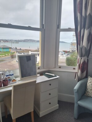 Chambre Double Deluxe, vue mer (Room 5) | Salle de bain | Douche, articles de toilette gratuits, sèche-cheveux