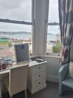 Ducha, artículos de tocador gratuitos, secador de pelo, toallas