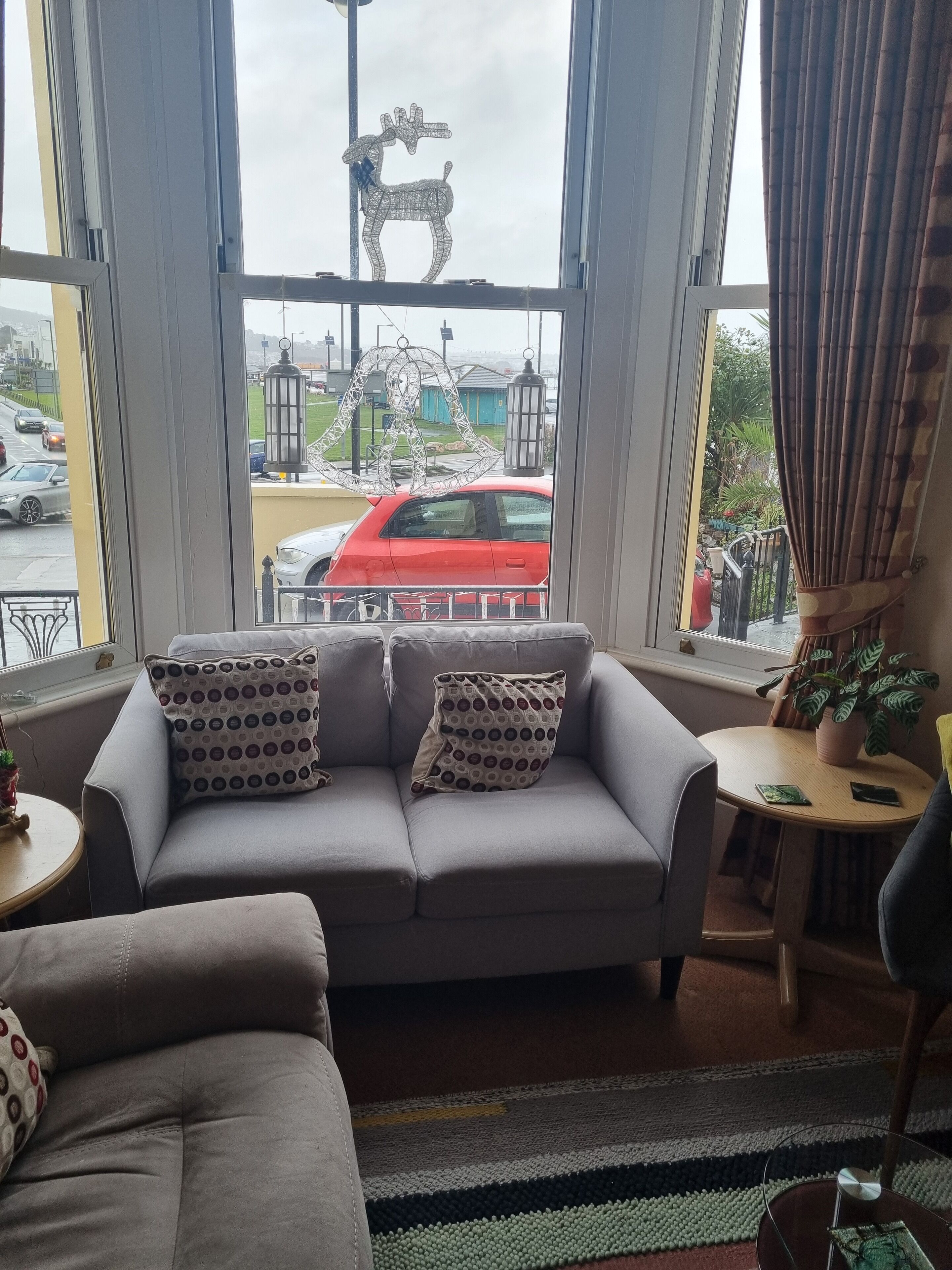 19-inch flat-screen tv with digital channels, tv, ping pong