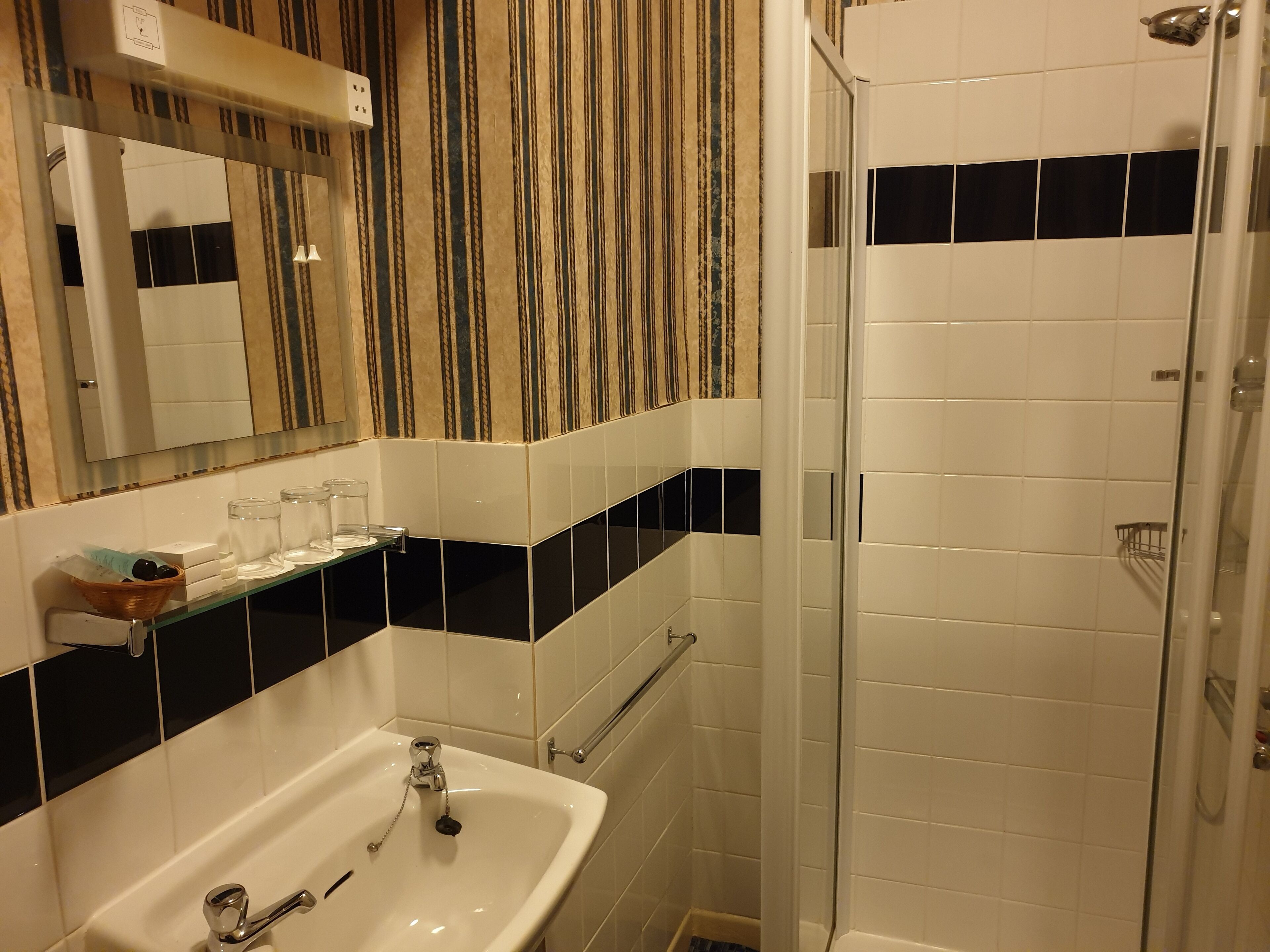 family room (room 4) | bathroom | shower, free toiletries, hair dryer, towels