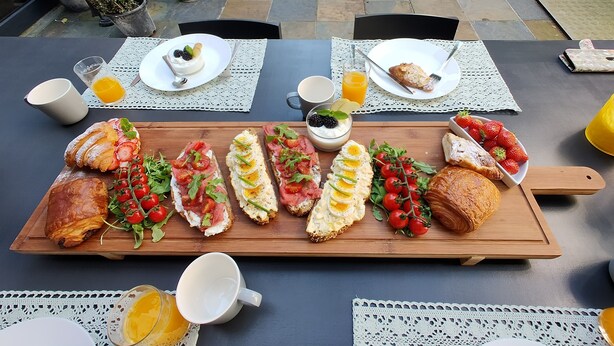 A breakfast buffet with various dishes and drinks on a table. - B&B Hart van Leiden (Leiden)