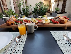 Daily local cuisine breakfast for a fee - B&B Hart van Leiden (Leiden)