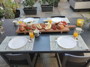 每日供应当地美食早餐（每人 EUR 12.5）