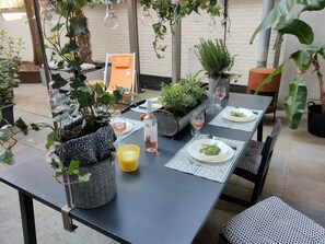 Leilighet – comfort, privat bad, gårdsplassområde | Terrasse/patio