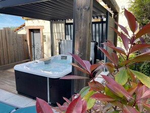 Bañera de hidromasaje al aire libre