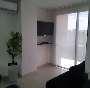 Een flatscreentelevisie, Netflix en streamingdiensten