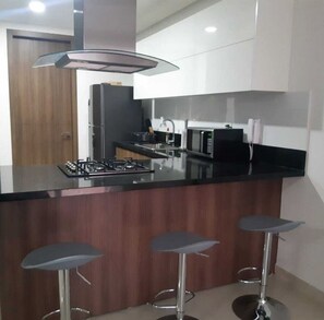 Een koelkast, een magnetron, een oven, een kookplaat