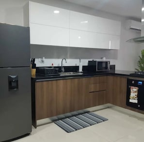 Réfrigérateur, micro-ondes, plaque de cuisson, cafetiÚre/bouilloire