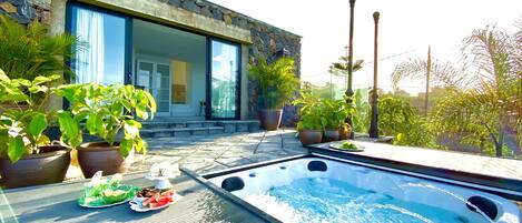 Outdoor spa tub