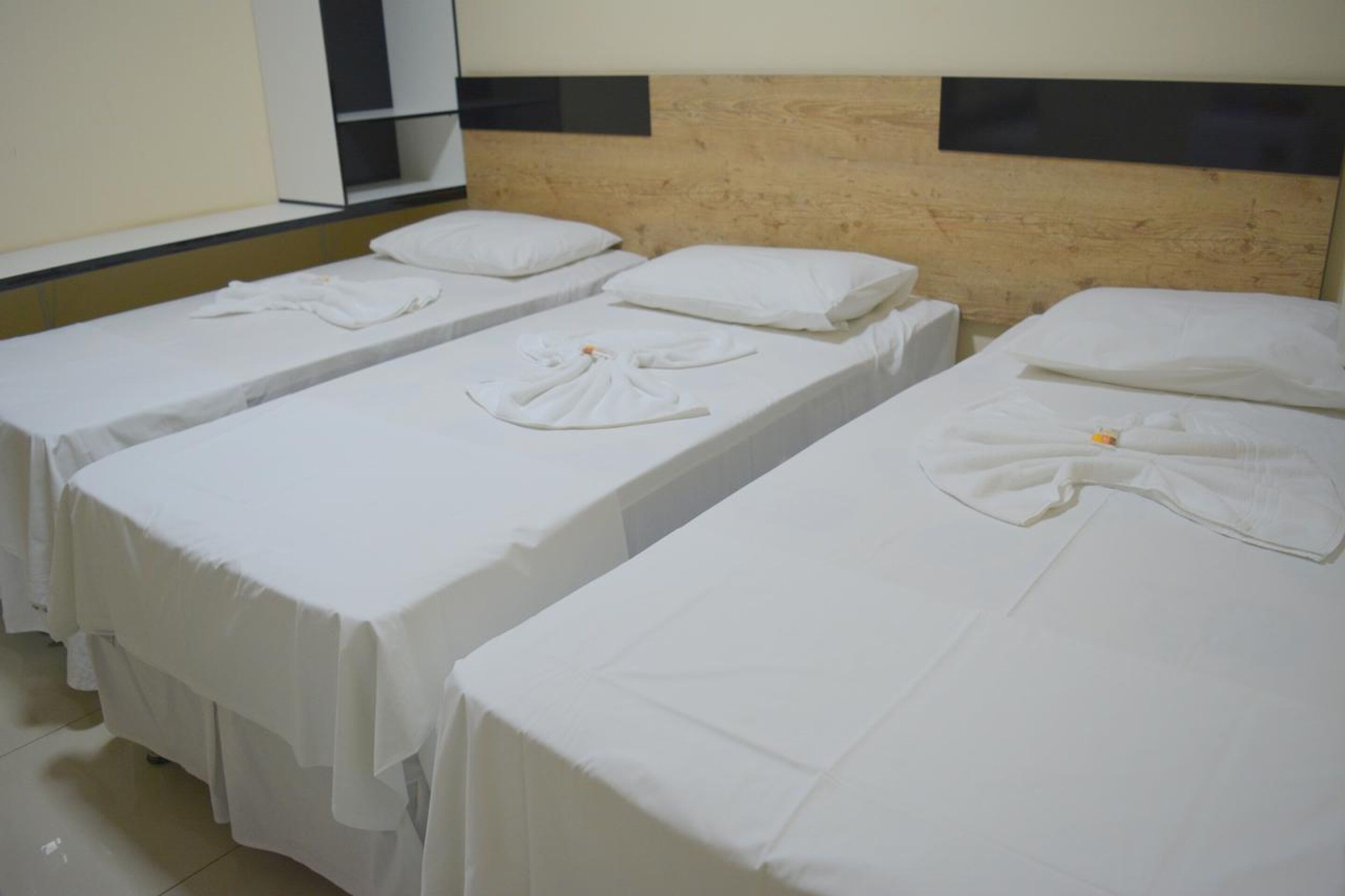 Quarto triplo, 3 camas de solteiro | Wi-Fi de cortesia, roupa de cama