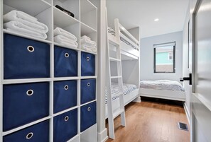 9 bedrooms, in-room safe, desk, iron/ironing board