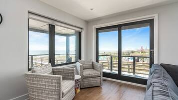 Smart-tv, een dvd-speler, een tafeltennistafel en boeken