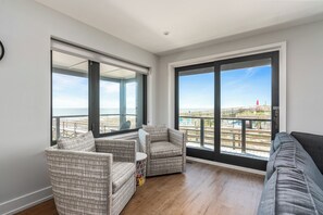 智能电视、DVD 播放器、乒乓球、书