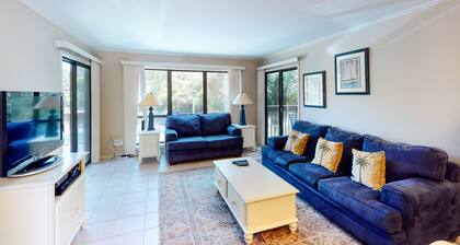 Cute condo just steps from the beach & near golf with parking - dog-friendly