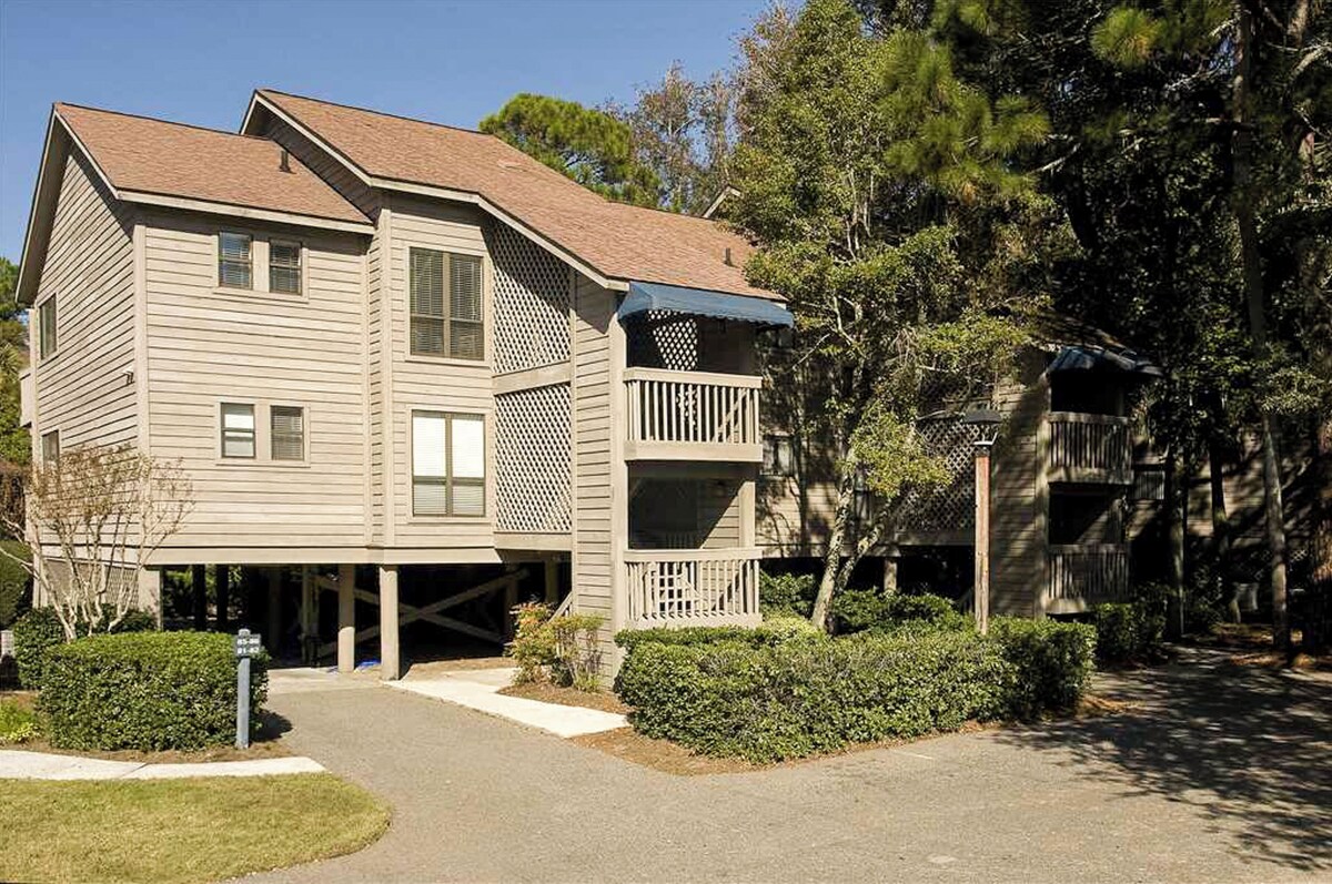 Cute condo just steps from the beach & near golf with parking - dog-friendly