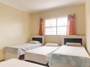 Family Room | Desk, free WiFi, bed sheets