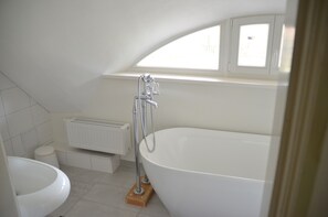Secador de cabelo, toalhas de banho, papel higiênico 