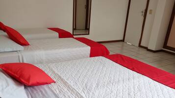 Frigobar, cofres nos quartos, escrivaninha