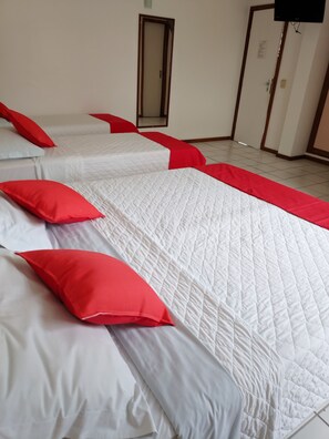 Minibar, coffres-forts dans les chambres, bureau