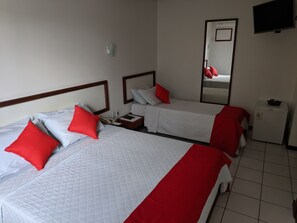 Minibar, in-room safe, desk, laptop workspace - Hotel Portal de Eunápolis (Eunapolis)