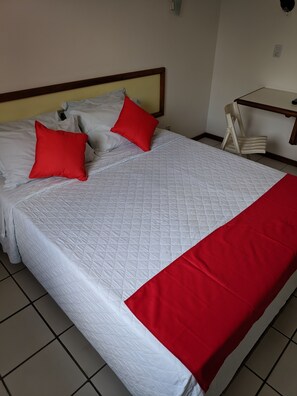 Minibar, caja de seguridad en la habitación y escritorio 