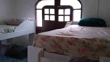 Quarto família, várias camas | Ferros/tábuas de passar roupa, Wi-Fi de cortesia, roupa de cama