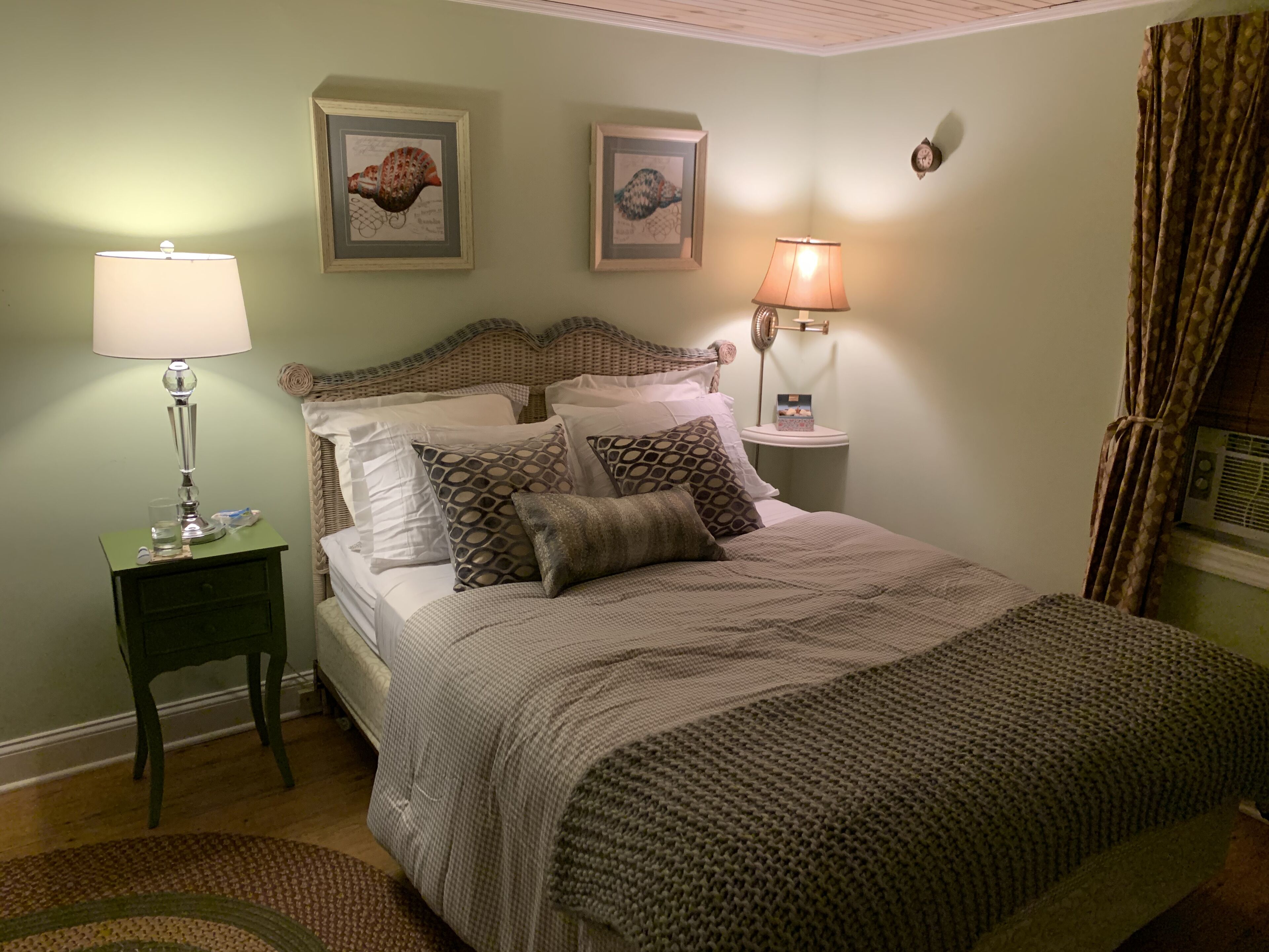 Charming updated Cottage walk to everything!
