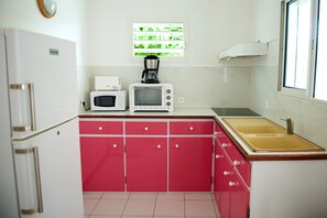 Kjøleskap, mikrobølgeovn, ovn og kokeplater