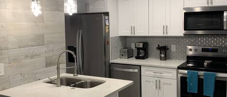 Refrigerador, microondas, horno, placa de cocina