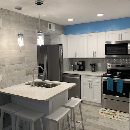 Fridge, microwave, oven, stovetop. Lovely 1 bed/1 bath Condo, Just 7 miles from Disney!