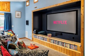 Interior - Hot tub, Lego wall, theater room! 3 bedrooms, 2 bathrooms, near Dollywood! (Sevierville)