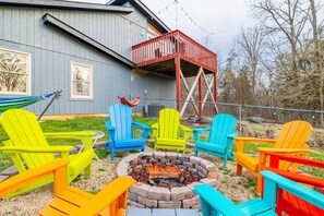 Property grounds - Hot tub, Lego wall, theater room! 3 bedrooms, 2 bathrooms, near Dollywood! (Sevierville)