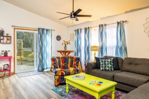 Smart TV, fireplace, video games, DVD player - Hot tub, Lego wall, theater room! 3 bedrooms, 2 bathrooms, near Dollywood! (Sevierville)