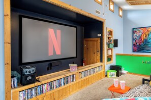 Games room - Hot tub, Lego wall, theater room! 3 bedrooms, 2 bathrooms, near Dollywood! (Sevierville)